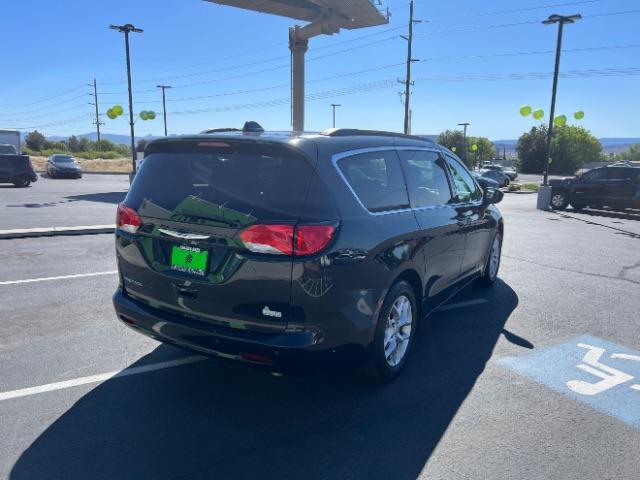 2018 Brilliant Black Crystal Pearlcoat /Black/Alloy Chrysler Pacifica Touring (2C4RC1DGXJR) with an 3.6L V-6 DOHC engine, Automatic transmission, located at 940 North Main Street, Cedar City, UT, 84720, (435) 628-0023, 37.692936, -113.061897 - We specialize in helping ALL people get the best financing available. No matter your credit score, good, bad or none we can get you an amazing rate. Had a bankruptcy, divorce, or repossessions? We give you the green light to get your credit back on the road. Low down and affordable payments that fit - Photo#6