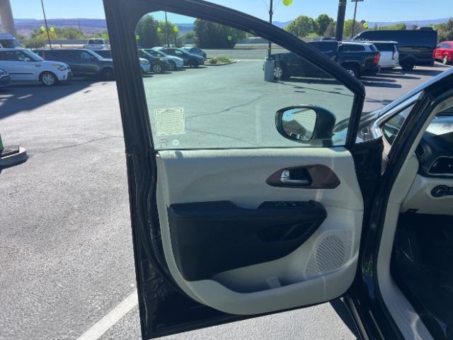 2018 Brilliant Black Crystal Pearlcoat /Black/Alloy Chrysler Pacifica Touring (2C4RC1DGXJR) with an 3.6L V-6 DOHC engine, Automatic transmission, located at 940 North Main Street, Cedar City, UT, 84720, (435) 628-0023, 37.692936, -113.061897 - We specialize in helping ALL people get the best financing available. No matter your credit score, good, bad or none we can get you an amazing rate. Had a bankruptcy, divorce, or repossessions? We give you the green light to get your credit back on the road. Low down and affordable payments that fit - Photo#12