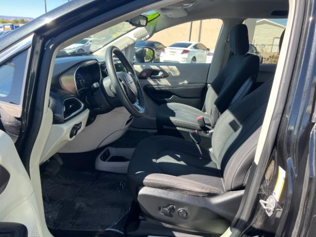 2018 Brilliant Black Crystal Pearlcoat /Black/Alloy Chrysler Pacifica Touring (2C4RC1DGXJR) with an 3.6L V-6 DOHC engine, Automatic transmission, located at 940 North Main Street, Cedar City, UT, 84720, (435) 628-0023, 37.692936, -113.061897 - We specialize in helping ALL people get the best financing available. No matter your credit score, good, bad or none we can get you an amazing rate. Had a bankruptcy, divorce, or repossessions? We give you the green light to get your credit back on the road. Low down and affordable payments that fit - Photo#14