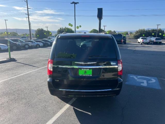 2016 Brilliant Black Crystal Pearlcoat /Black/Light Graystone Chrysler Town and Country Touring (2C4RC1BG8GR) with an Pentastar 3.6L V-6 DOHC engine, Automatic transmission, located at 940 North Main Street, Cedar City, UT, 84720, (435) 628-0023, 37.692936, -113.061897 - We specialize in helping ALL people get the best financing available. No matter your credit score, good, bad or none we can get you an amazing rate. Had a bankruptcy, divorce, or repossessions? We give you the green light to get your credit back on the road. Low down and affordable payments that fit - Photo#5