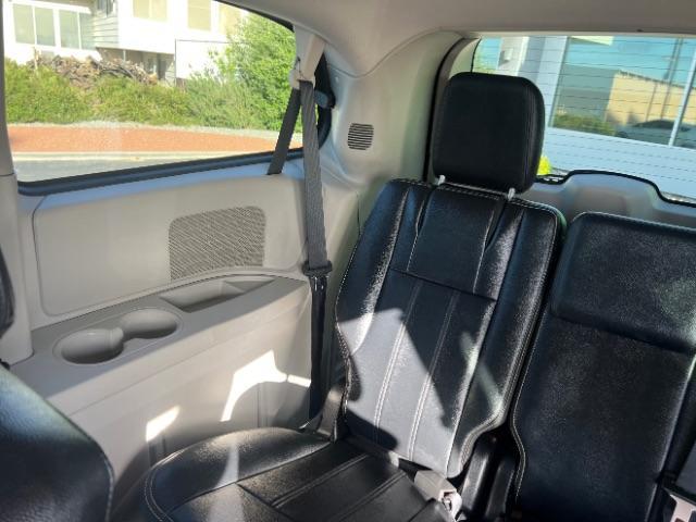 2016 Brilliant Black Crystal Pearlcoat /Black/Light Graystone Chrysler Town and Country Touring (2C4RC1BG8GR) with an Pentastar 3.6L V-6 DOHC engine, Automatic transmission, located at 940 North Main Street, Cedar City, UT, 84720, (435) 628-0023, 37.692936, -113.061897 - We specialize in helping ALL people get the best financing available. No matter your credit score, good, bad or none we can get you an amazing rate. Had a bankruptcy, divorce, or repossessions? We give you the green light to get your credit back on the road. Low down and affordable payments that fit - Photo#22