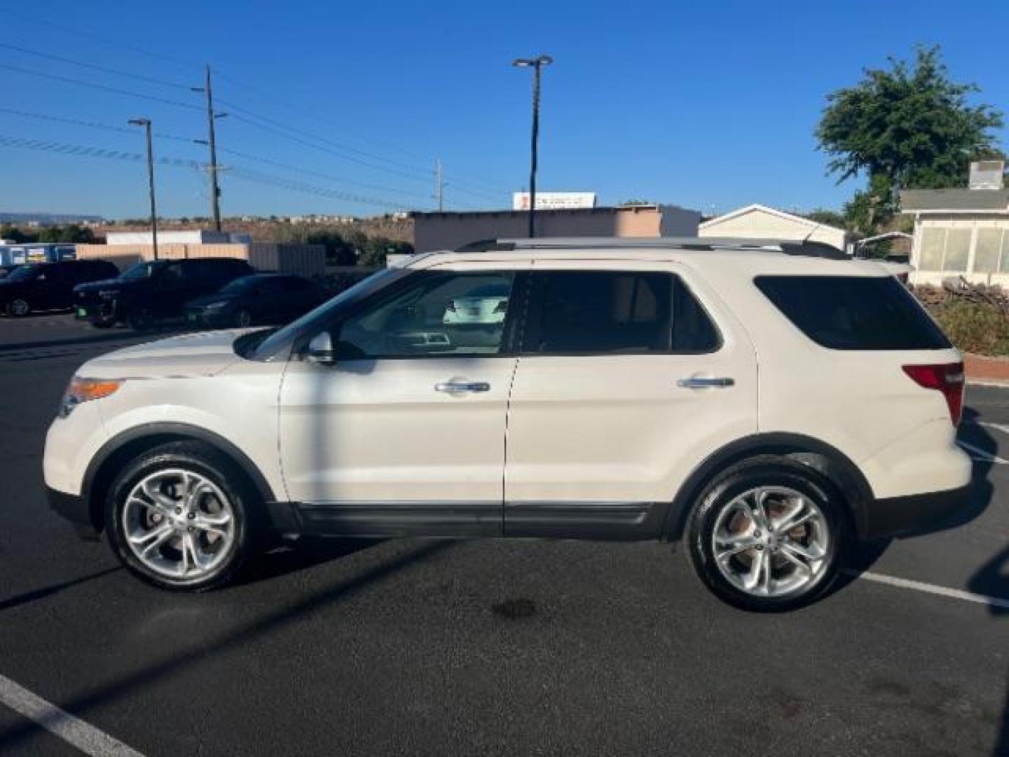 2015 White Platinum Metallic Tri-Coat /Medium Light Stone Ford Explorer Limited (1FM5K8F8XFG) with an 3.5L V-6 DOHC engine, Automatic transmission, located at 1865 East Red Hills Pkwy, St. George, 84770, (435) 628-0023, 37.120850, -113.543640 - We specialize in helping ALL people get the best financing available. No matter your credit score, good, bad or none we can get you an amazing rate. Had a bankruptcy, divorce, or repossessions? We give you the green light to get your credit back on the road. Low down and affordable payments that fit - Photo#3