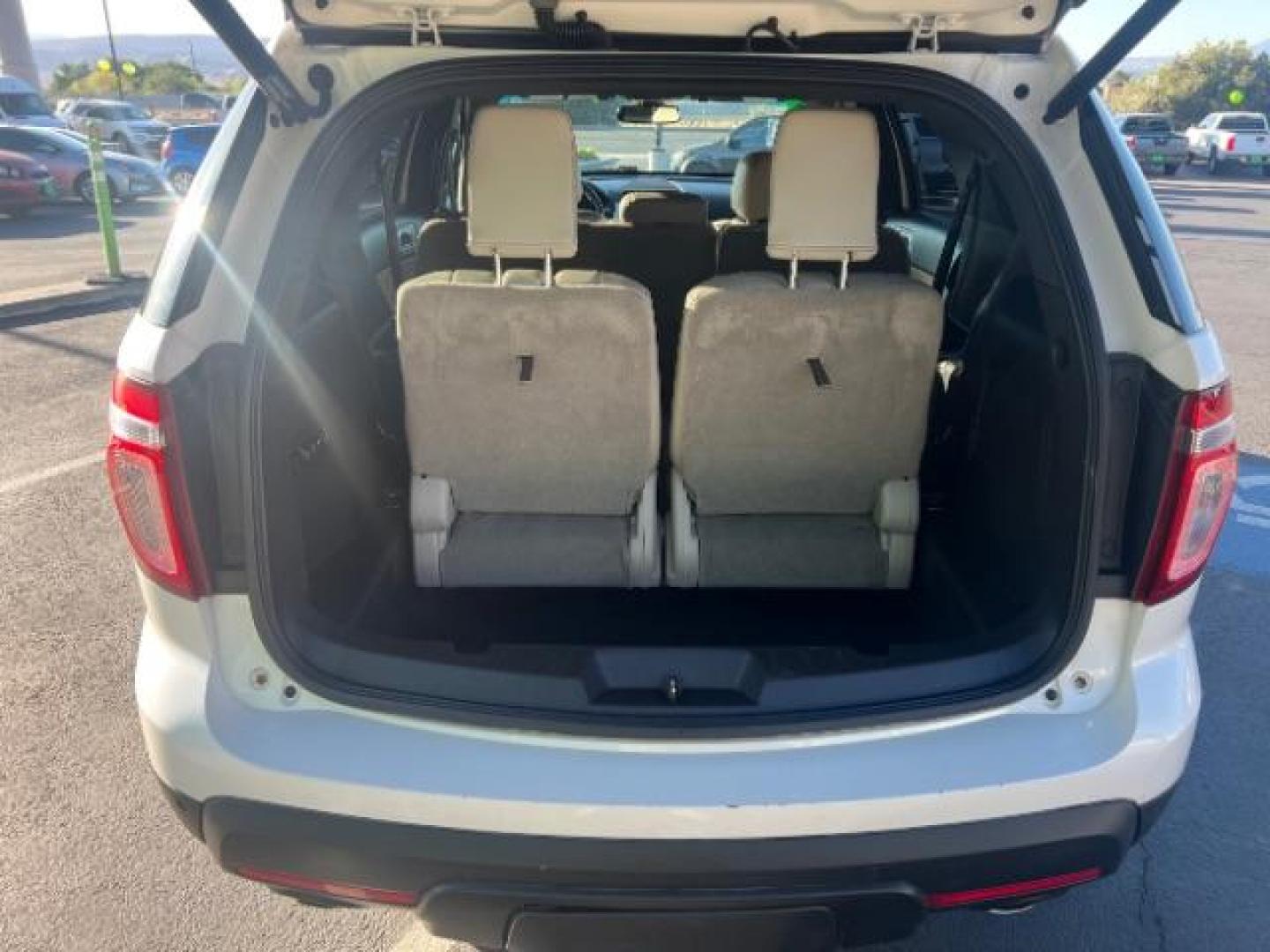 2015 White Platinum Metallic Tri-Coat /Medium Light Stone Ford Explorer Limited (1FM5K8F8XFG) with an 3.5L V-6 DOHC engine, Automatic transmission, located at 1865 East Red Hills Pkwy, St. George, 84770, (435) 628-0023, 37.120850, -113.543640 - We specialize in helping ALL people get the best financing available. No matter your credit score, good, bad or none we can get you an amazing rate. Had a bankruptcy, divorce, or repossessions? We give you the green light to get your credit back on the road. Low down and affordable payments that fit - Photo#27