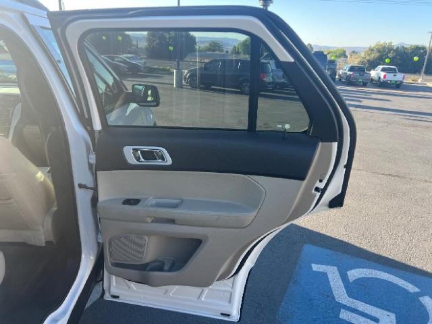 2015 White Platinum Metallic Tri-Coat /Medium Light Stone Ford Explorer Limited (1FM5K8F8XFG) with an 3.5L V-6 DOHC engine, Automatic transmission, located at 1865 East Red Hills Pkwy, St. George, 84770, (435) 628-0023, 37.120850, -113.543640 - We specialize in helping ALL people get the best financing available. No matter your credit score, good, bad or none we can get you an amazing rate. Had a bankruptcy, divorce, or repossessions? We give you the green light to get your credit back on the road. Low down and affordable payments that fit - Photo#28