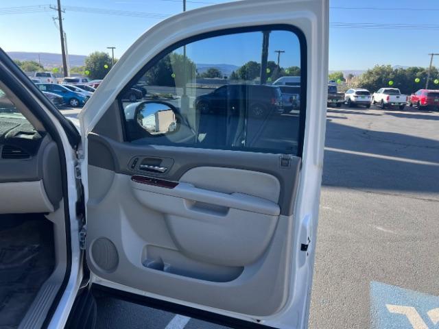 2012 Summit White /Light Cashmere/Dark Cashmere Leather Interior Chevrolet Tahoe LT 2WD (1GNSCBE00CR) with an 5.3L V8 OHV 16V FFV engine, 6-Speed Automatic transmission, located at 1865 East Red Hills Pkwy, St. George, 84770, (435) 628-0023, 37.120850, -113.543640 - We specialize in helping ALL people get the best financing available. No matter your credit score, good, bad or none we can get you an amazing rate. Had a bankruptcy, divorce, or repossessions? We give you the green light to get your credit back on the road. Low down and affordable payments that fit - Photo#30