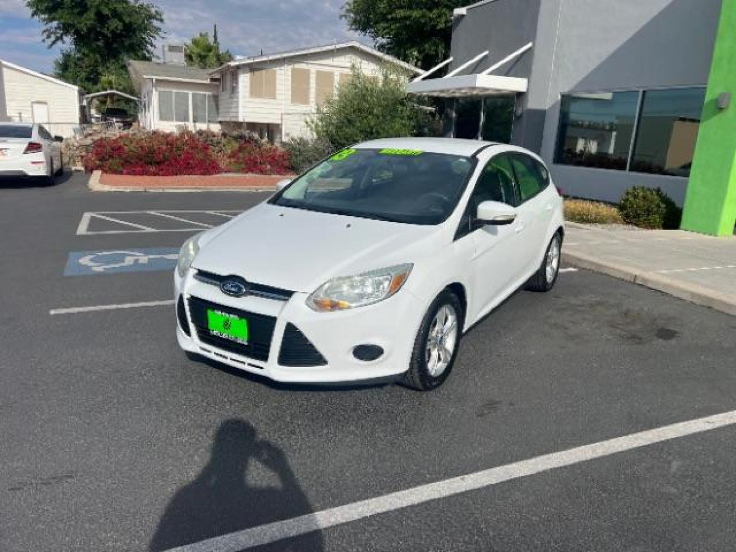2013 Oxford White /Charcoal Black w/Warm Steel Surround Ford Focus SE (1FADP3K20DL) with an 2L I-4 gasoline direct injection engine, Automatic transmission, located at 940 North Main Street, Cedar City, UT, 84720, (435) 628-0023, 37.692936, -113.061897 - We specialize in helping ALL people get the best financing available. No matter your credit score, good, bad or none we can get you an amazing rate. Had a bankruptcy, divorce, or repossessions? We give you the green light to get your credit back on the road. Low down and affordable payments that fit- Photo#2