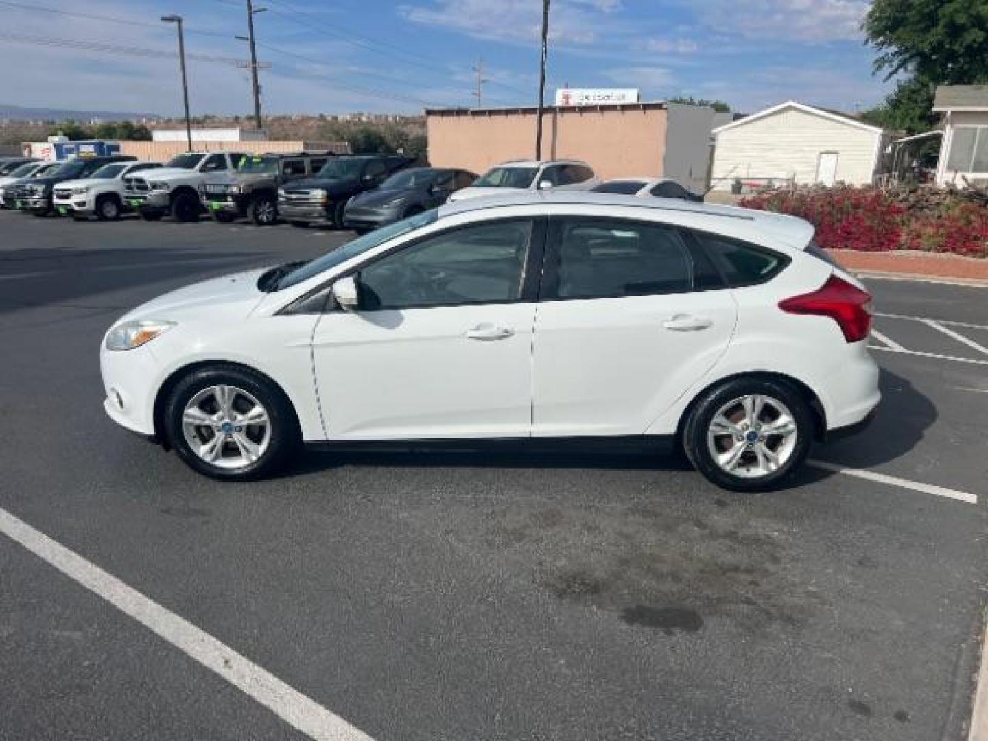 2013 Oxford White /Charcoal Black w/Warm Steel Surround Ford Focus SE (1FADP3K20DL) with an 2L I-4 gasoline direct injection engine, Automatic transmission, located at 940 North Main Street, Cedar City, UT, 84720, (435) 628-0023, 37.692936, -113.061897 - We specialize in helping ALL people get the best financing available. No matter your credit score, good, bad or none we can get you an amazing rate. Had a bankruptcy, divorce, or repossessions? We give you the green light to get your credit back on the road. Low down and affordable payments that fit- Photo#3