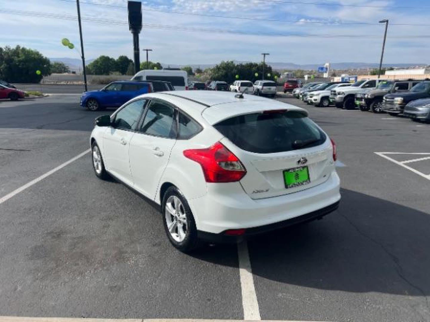 2013 Oxford White /Charcoal Black w/Warm Steel Surround Ford Focus SE (1FADP3K20DL) with an 2L I-4 gasoline direct injection engine, Automatic transmission, located at 940 North Main Street, Cedar City, UT, 84720, (435) 628-0023, 37.692936, -113.061897 - We specialize in helping ALL people get the best financing available. No matter your credit score, good, bad or none we can get you an amazing rate. Had a bankruptcy, divorce, or repossessions? We give you the green light to get your credit back on the road. Low down and affordable payments that fit- Photo#4