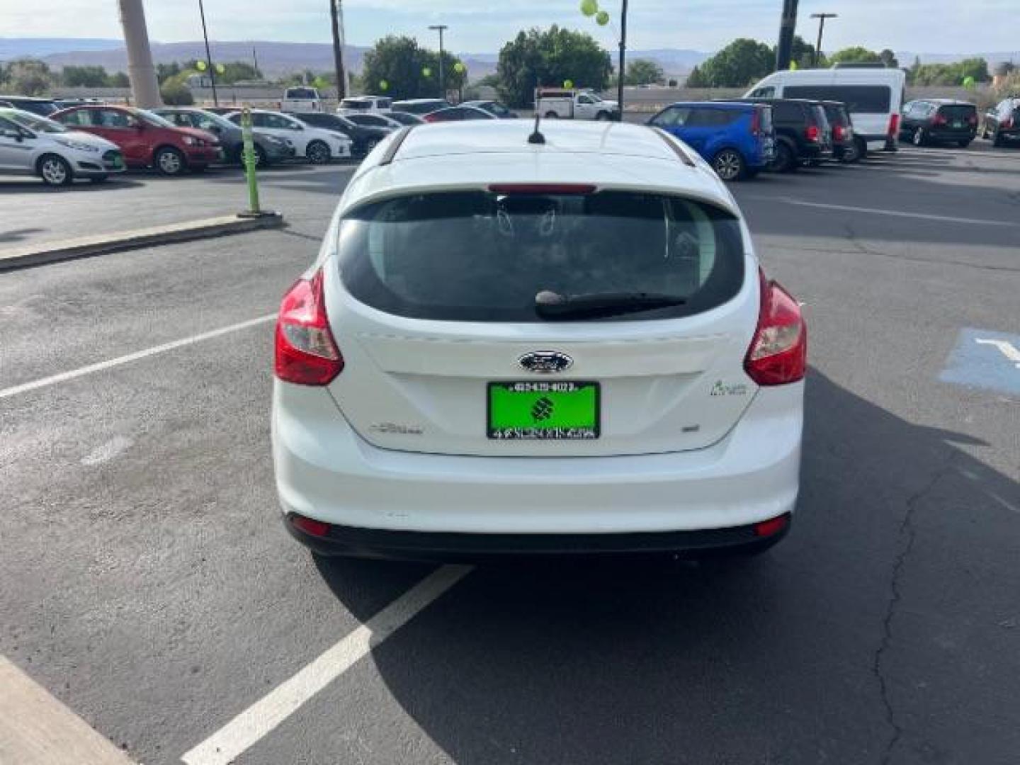 2013 Oxford White /Charcoal Black w/Warm Steel Surround Ford Focus SE (1FADP3K20DL) with an 2L I-4 gasoline direct injection engine, Automatic transmission, located at 940 North Main Street, Cedar City, UT, 84720, (435) 628-0023, 37.692936, -113.061897 - We specialize in helping ALL people get the best financing available. No matter your credit score, good, bad or none we can get you an amazing rate. Had a bankruptcy, divorce, or repossessions? We give you the green light to get your credit back on the road. Low down and affordable payments that fit- Photo#5