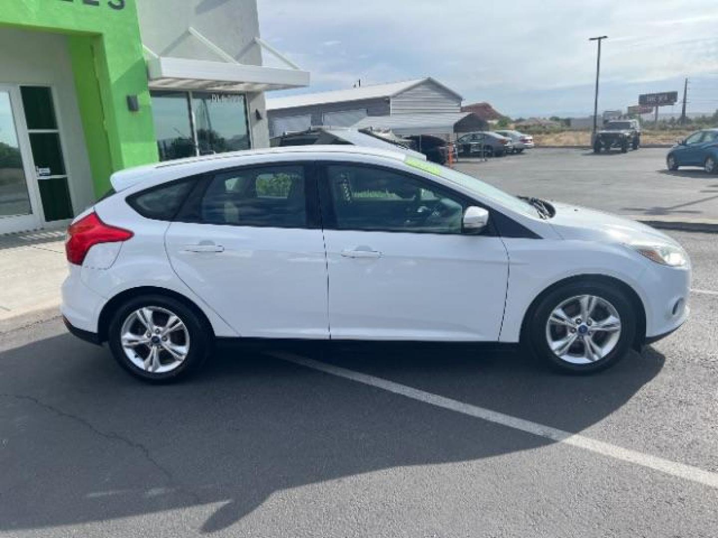 2013 Oxford White /Charcoal Black w/Warm Steel Surround Ford Focus SE (1FADP3K20DL) with an 2L I-4 gasoline direct injection engine, Automatic transmission, located at 940 North Main Street, Cedar City, UT, 84720, (435) 628-0023, 37.692936, -113.061897 - We specialize in helping ALL people get the best financing available. No matter your credit score, good, bad or none we can get you an amazing rate. Had a bankruptcy, divorce, or repossessions? We give you the green light to get your credit back on the road. Low down and affordable payments that fit- Photo#7