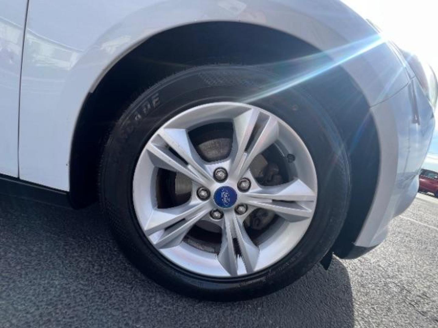 2013 Oxford White /Charcoal Black w/Warm Steel Surround Ford Focus SE (1FADP3K20DL) with an 2L I-4 gasoline direct injection engine, Automatic transmission, located at 940 North Main Street, Cedar City, UT, 84720, (435) 628-0023, 37.692936, -113.061897 - We specialize in helping ALL people get the best financing available. No matter your credit score, good, bad or none we can get you an amazing rate. Had a bankruptcy, divorce, or repossessions? We give you the green light to get your credit back on the road. Low down and affordable payments that fit- Photo#8