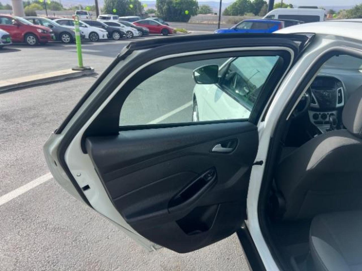 2013 Oxford White /Charcoal Black w/Warm Steel Surround Ford Focus SE (1FADP3K20DL) with an 2L I-4 gasoline direct injection engine, Automatic transmission, located at 940 North Main Street, Cedar City, UT, 84720, (435) 628-0023, 37.692936, -113.061897 - We specialize in helping ALL people get the best financing available. No matter your credit score, good, bad or none we can get you an amazing rate. Had a bankruptcy, divorce, or repossessions? We give you the green light to get your credit back on the road. Low down and affordable payments that fit- Photo#20