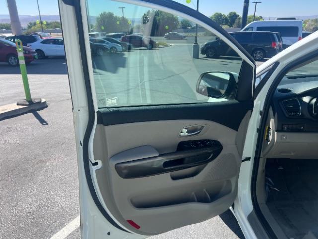 2019 Snow White Pearl /Gray Kia Sedona L (KNDMA5C13K6) with an Lambda 3.3L V-6 gasoline direct injection engine, Automatic transmission, located at 1865 East Red Hills Pkwy, St. George, 84770, (435) 628-0023, 37.120850, -113.543640 - We specialize in helping ALL people get the best financing available. No matter your credit score, good, bad or none we can get you an amazing rate. Had a bankruptcy, divorce, or repossessions? We give you the green light to get your credit back on the road. Low down and affordable payments that fit - Photo#12