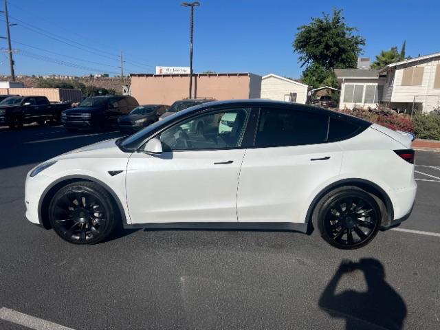 2022 Pearl White Multi-Coat /Black Tesla Model Y Long Range Dual Motor All-Wheel Drive (7SAYGDEE5NF) with an ELECTRIC engine, Electric transmission, located at 1865 East Red Hills Pkwy, St. George, 84770, (435) 628-0023, 37.120850, -113.543640 - Excellent Tesla Model Y Long Range All Wheel Drive. HW3. In great condition for the miles. Most affordable model Y you'll find. Act now! All our Teslas come with mobile charging kit. Battery is healthy. Gets 265 on full charge. Clean title, 1 Owner Recurrent Battery Report 95% Still has remaini - Photo#5
