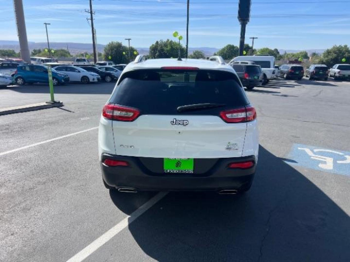 2018 Bright White Clearcoat /Black Jeep Cherokee Latitude Plus 4x4 (1C4PJMLX5JD) with an Pentastar 3.2L V-6 DOHC engine, Automatic transmission, located at 1865 East Red Hills Pkwy, St. George, 84770, (435) 628-0023, 37.120850, -113.543640 - We specialize in helping ALL people get the best financing available. No matter your credit score, good, bad or none we can get you an amazing rate. Had a bankruptcy, divorce, or repossessions? We give you the green light to get your credit back on the road. Low down and affordable payments that fit - Photo#5
