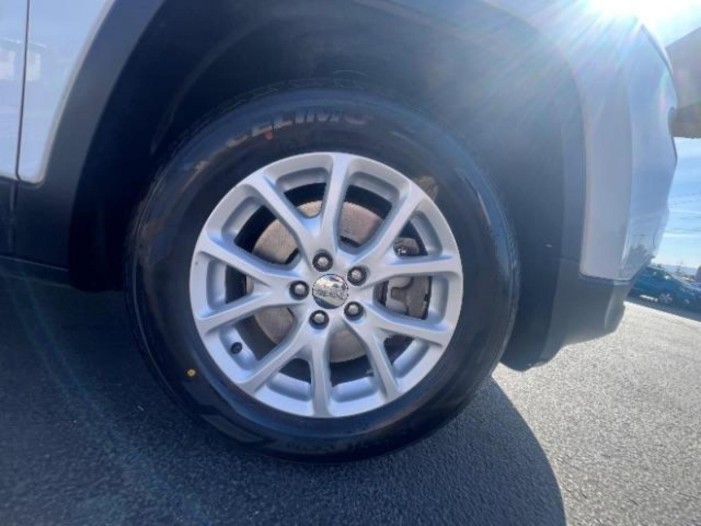 2018 Bright White Clearcoat /Black Jeep Cherokee Latitude Plus 4x4 (1C4PJMLX5JD) with an Pentastar 3.2L V-6 DOHC engine, Automatic transmission, located at 1865 East Red Hills Pkwy, St. George, 84770, (435) 628-0023, 37.120850, -113.543640 - We specialize in helping ALL people get the best financing available. No matter your credit score, good, bad or none we can get you an amazing rate. Had a bankruptcy, divorce, or repossessions? We give you the green light to get your credit back on the road. Low down and affordable payments that fit - Photo#8