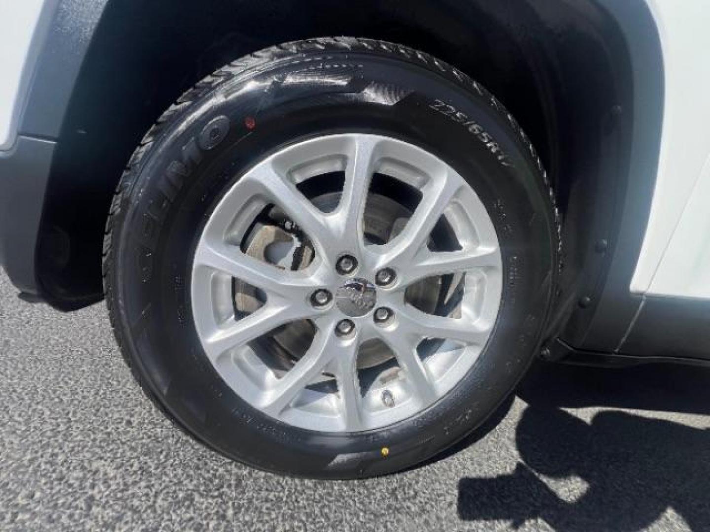 2018 Bright White Clearcoat /Black Jeep Cherokee Latitude Plus 4x4 (1C4PJMLX5JD) with an Pentastar 3.2L V-6 DOHC engine, Automatic transmission, located at 1865 East Red Hills Pkwy, St. George, 84770, (435) 628-0023, 37.120850, -113.543640 - We specialize in helping ALL people get the best financing available. No matter your credit score, good, bad or none we can get you an amazing rate. Had a bankruptcy, divorce, or repossessions? We give you the green light to get your credit back on the road. Low down and affordable payments that fit - Photo#9