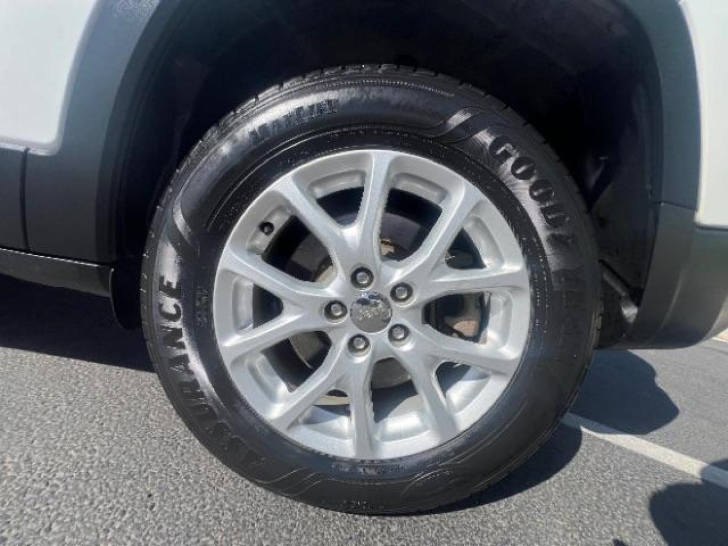 2018 Bright White Clearcoat /Black Jeep Cherokee Latitude Plus 4x4 (1C4PJMLX5JD) with an Pentastar 3.2L V-6 DOHC engine, Automatic transmission, located at 1865 East Red Hills Pkwy, St. George, 84770, (435) 628-0023, 37.120850, -113.543640 - We specialize in helping ALL people get the best financing available. No matter your credit score, good, bad or none we can get you an amazing rate. Had a bankruptcy, divorce, or repossessions? We give you the green light to get your credit back on the road. Low down and affordable payments that fit - Photo#10