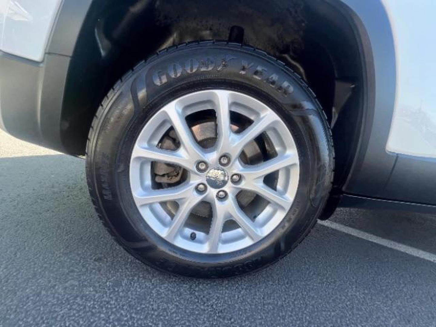 2018 Bright White Clearcoat /Black Jeep Cherokee Latitude Plus 4x4 (1C4PJMLX5JD) with an Pentastar 3.2L V-6 DOHC engine, Automatic transmission, located at 1865 East Red Hills Pkwy, St. George, 84770, (435) 628-0023, 37.120850, -113.543640 - We specialize in helping ALL people get the best financing available. No matter your credit score, good, bad or none we can get you an amazing rate. Had a bankruptcy, divorce, or repossessions? We give you the green light to get your credit back on the road. Low down and affordable payments that fit - Photo#11
