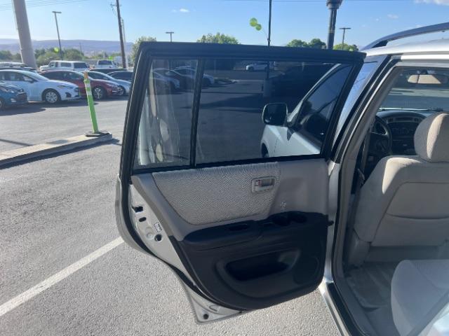 2002 Millennium Silver Metallic /Ivory Toyota Highlander V6 | Limited V6 (JTEGF21A820) with an 3L V-6 DOHC engine, Automatic transmission, located at 1865 East Red Hills Pkwy, St. George, 84770, (435) 628-0023, 37.120850, -113.543640 - We specialize in helping ALL people get the best financing available. No matter your credit score, good, bad or none we can get you an amazing rate. Had a bankruptcy, divorce, or repossessions? We give you the green light to get your credit back on the road. Low down and affordable payments that fit - Photo#19