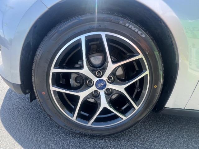 2018 Ingot Silver Metallic /Charcoal Black Ford Focus SEL (1FADP3H20JL) with an 2L I-4 gasoline direct injection engine, Automatic transmission, located at 940 North Main Street, Cedar City, UT, 84720, (435) 628-0023, 37.692936, -113.061897 - We specialize in helping ALL people get the best financing available. No matter your credit score, good, bad or none we can get you an amazing rate. Had a bankruptcy, divorce, or repossessions? We give you the green light to get your credit back on the road. Low down and affordable payments that fit - Photo#9