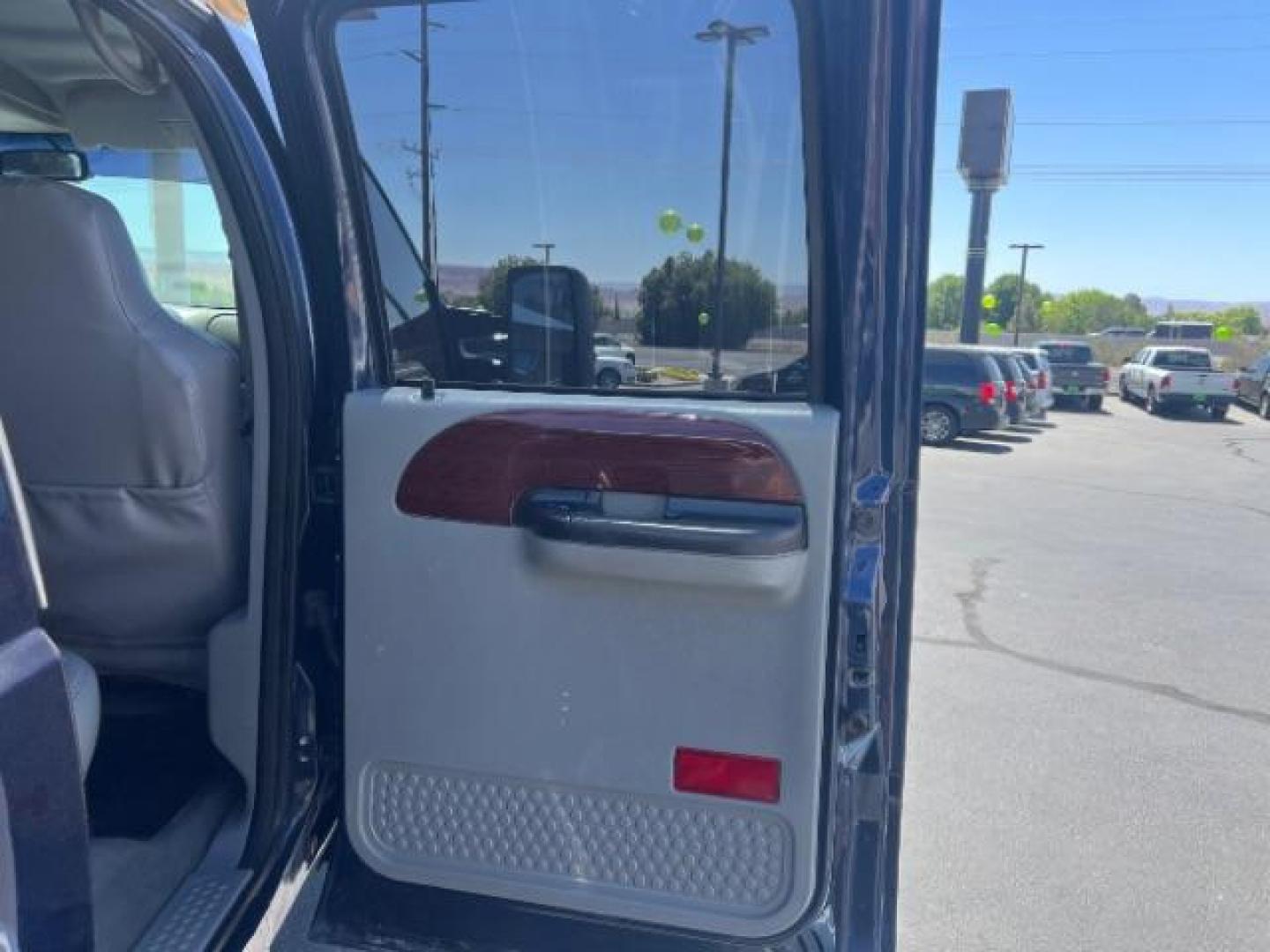 2007 True Blue Clearcoat Metallic /Medium Flint Ford F-350 XL | XLT | LARIAT (1FTWW31P77E) with an Powerstroke 6L V-8 diesel direct injection engine, Automatic transmission, located at 1865 East Red Hills Pkwy, St. George, 84770, (435) 628-0023, 37.120850, -113.543640- Photo#24