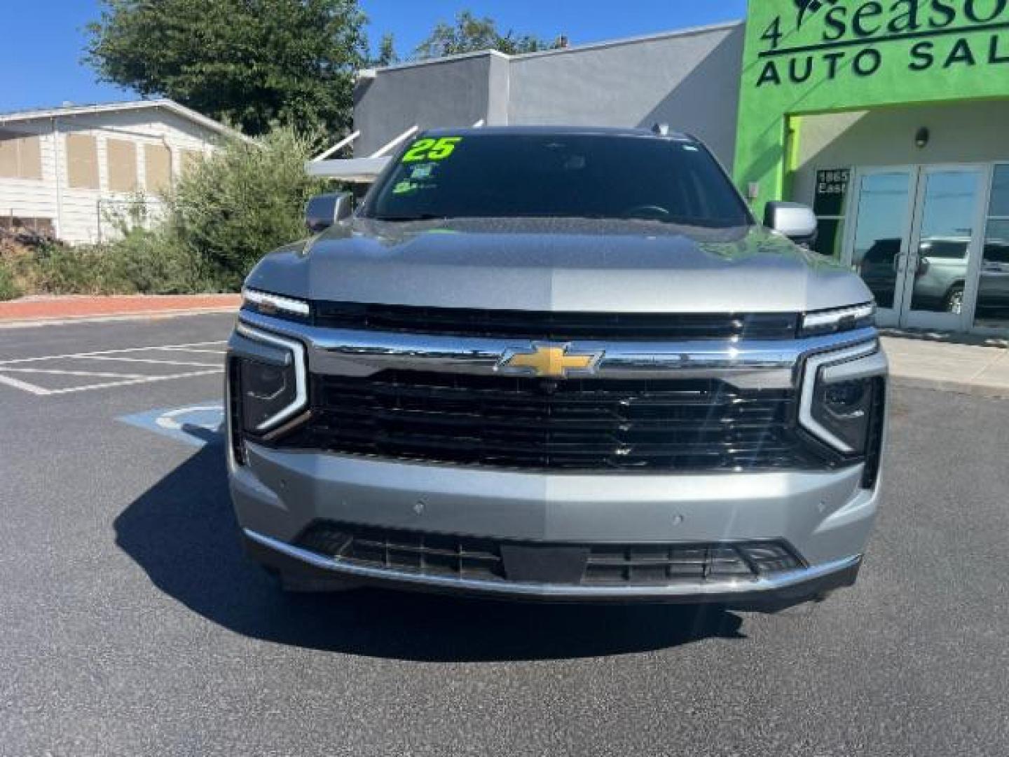 2025 Sterling Gray Metallic /Jet Black Chevrolet Suburban 4WD LS (1GNS6BED8SR) with an EcoTec3 5.3L V-8 gasoline direct injection engine, Automatic transmission, located at 1865 East Red Hills Pkwy, St. George, 84770, (435) 628-0023, 37.120850, -113.543640 - Very clean, 9 passenger, 4x4, 5.3L engine Cloth seats, Excellent tires, 1 owner, No accidents, Clean title Financing available with all the local credit unions. OAC Asking price includes $300 doc fee. 4 Seasons Auto DL 7932- Photo#1