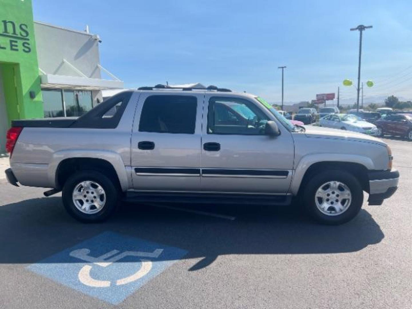 2006 Silver Birch Metallic /Gray/Dark Charcoal Chevrolet Avalanche 1500 Z66 (3GNEC12ZX6G) , Automatic transmission, located at 940 North Main Street, Cedar City, UT, 84720, (435) 628-0023, 37.692936, -113.061897 - We specialize in helping ALL people get the best financing available. No matter your credit score, good, bad or none we can get you an amazing rate. Had a bankruptcy, divorce, or repossessions? We give you the green light to get your credit back on the road. Low down and affordable payments that fit- Photo#6