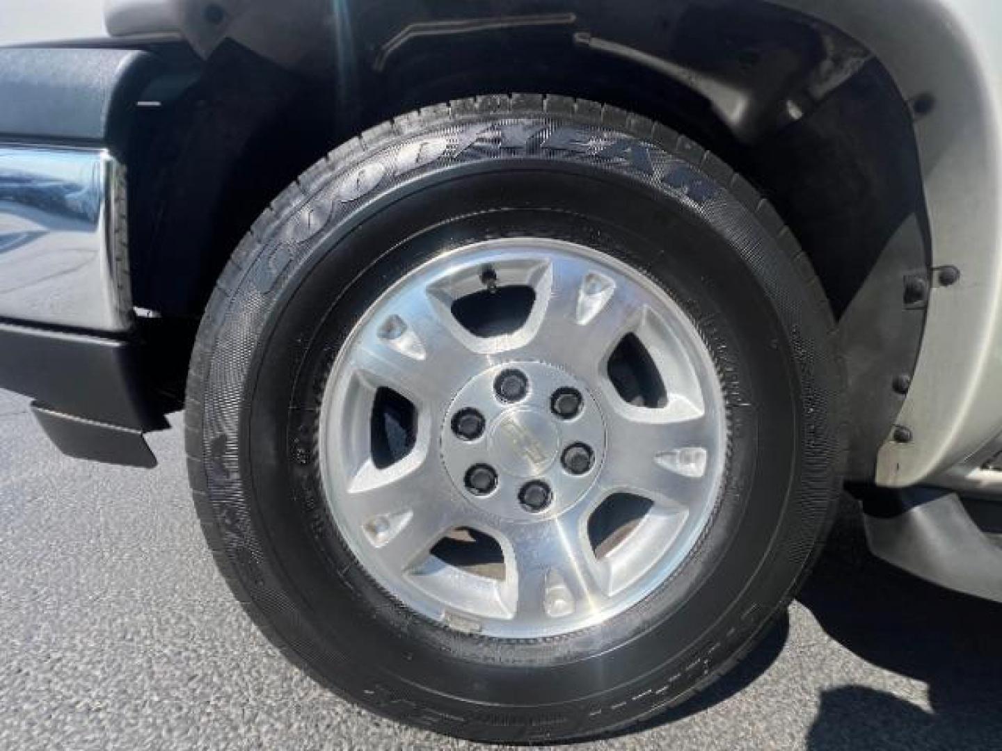2006 Silver Birch Metallic /Gray/Dark Charcoal Chevrolet Avalanche 1500 Z66 (3GNEC12ZX6G) , Automatic transmission, located at 940 North Main Street, Cedar City, UT, 84720, (435) 628-0023, 37.692936, -113.061897 - We specialize in helping ALL people get the best financing available. No matter your credit score, good, bad or none we can get you an amazing rate. Had a bankruptcy, divorce, or repossessions? We give you the green light to get your credit back on the road. Low down and affordable payments that fit- Photo#8