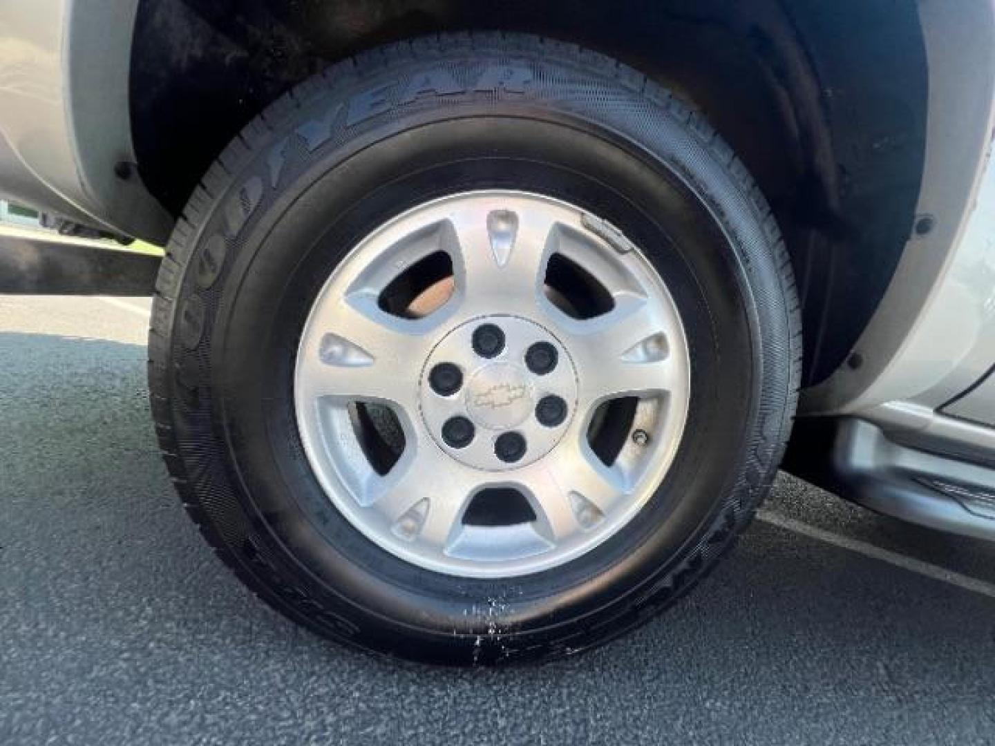 2006 Silver Birch Metallic /Gray/Dark Charcoal Chevrolet Avalanche 1500 Z66 (3GNEC12ZX6G) , Automatic transmission, located at 940 North Main Street, Cedar City, UT, 84720, (435) 628-0023, 37.692936, -113.061897 - We specialize in helping ALL people get the best financing available. No matter your credit score, good, bad or none we can get you an amazing rate. Had a bankruptcy, divorce, or repossessions? We give you the green light to get your credit back on the road. Low down and affordable payments that fit- Photo#10