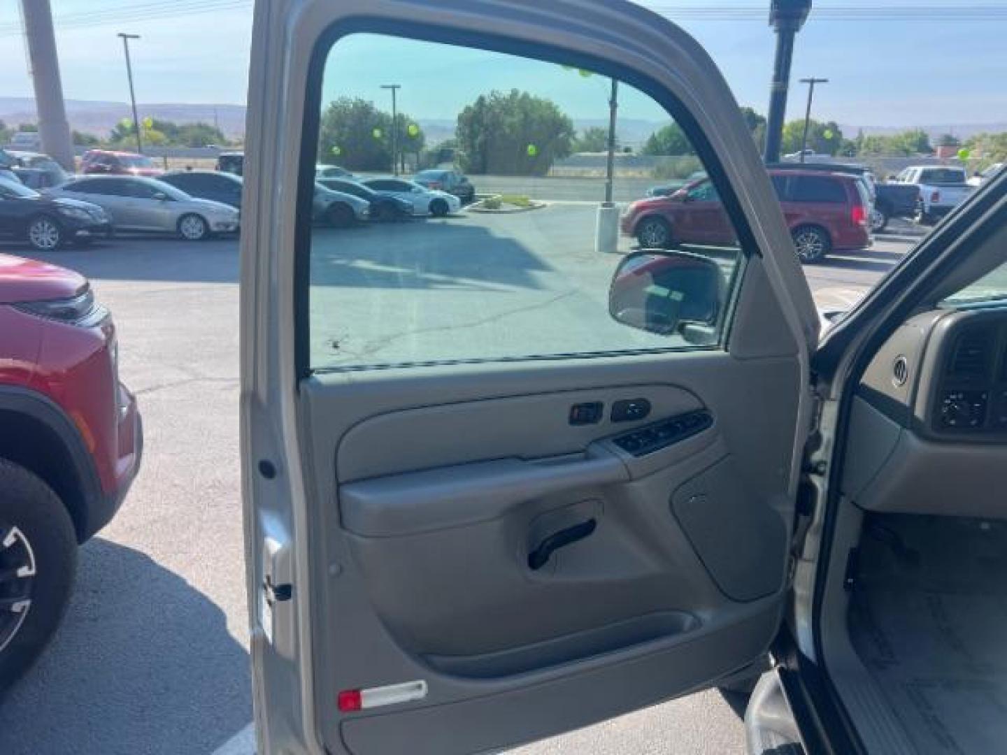 2006 Silver Birch Metallic /Gray/Dark Charcoal Chevrolet Avalanche 1500 Z66 (3GNEC12ZX6G) , Automatic transmission, located at 940 North Main Street, Cedar City, UT, 84720, (435) 628-0023, 37.692936, -113.061897 - We specialize in helping ALL people get the best financing available. No matter your credit score, good, bad or none we can get you an amazing rate. Had a bankruptcy, divorce, or repossessions? We give you the green light to get your credit back on the road. Low down and affordable payments that fit- Photo#11