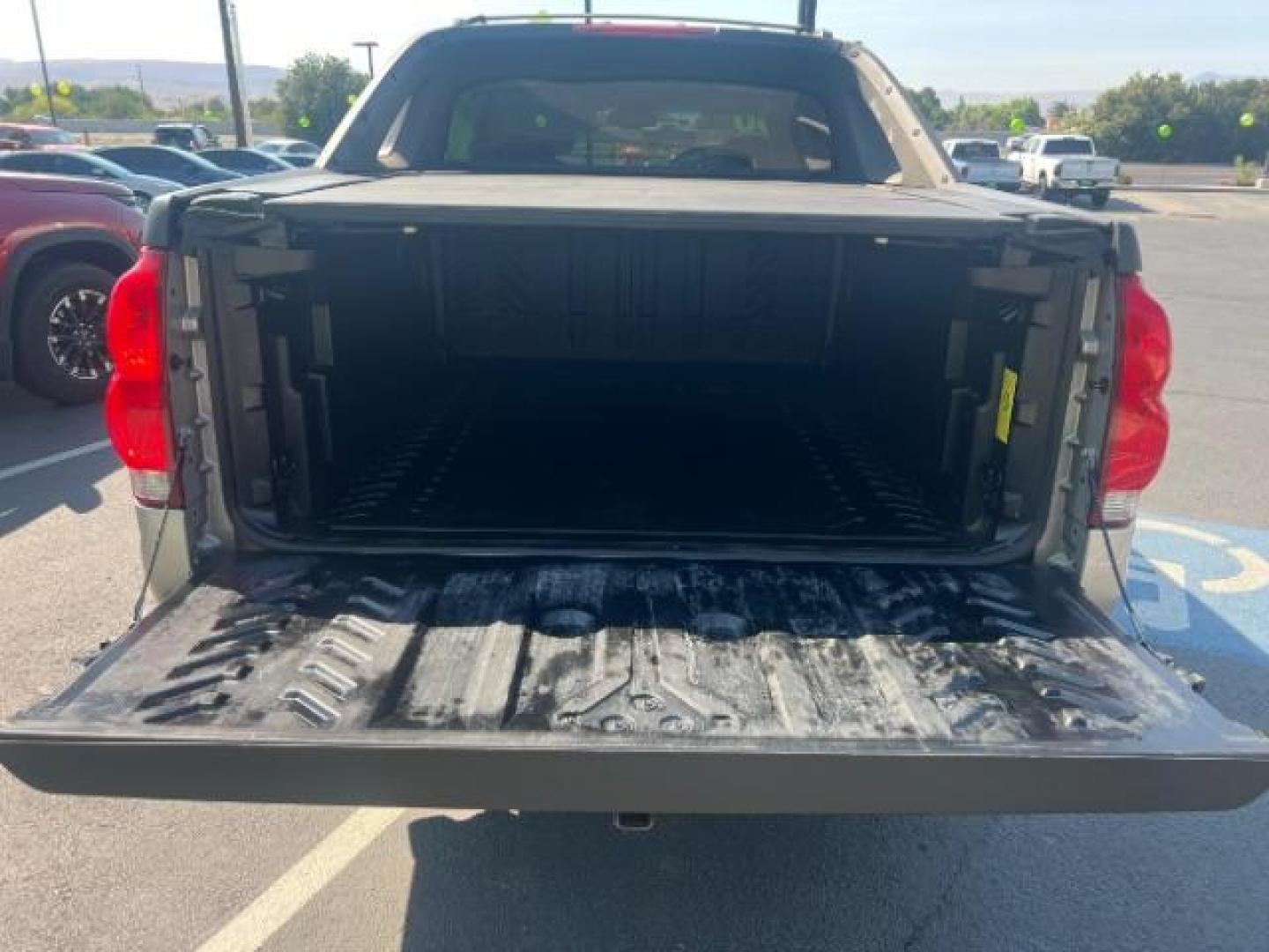 2006 Silver Birch Metallic /Gray/Dark Charcoal Chevrolet Avalanche 1500 Z66 (3GNEC12ZX6G) , Automatic transmission, located at 940 North Main Street, Cedar City, UT, 84720, (435) 628-0023, 37.692936, -113.061897 - We specialize in helping ALL people get the best financing available. No matter your credit score, good, bad or none we can get you an amazing rate. Had a bankruptcy, divorce, or repossessions? We give you the green light to get your credit back on the road. Low down and affordable payments that fit- Photo#22
