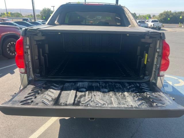 2006 Silver Birch Metallic /Gray/Dark Charcoal Chevrolet Avalanche 1500 Z66 (3GNEC12ZX6G) , Automatic transmission, located at 1865 East Red Hills Pkwy, St. George, 84770, (435) 628-0023, 37.120850, -113.543640 - We specialize in helping ALL people get the best financing available. No matter your credit score, good, bad or none we can get you an amazing rate. Had a bankruptcy, divorce, or repossessions? We give you the green light to get your credit back on the road. Low down and affordable payments that fit - Photo#22