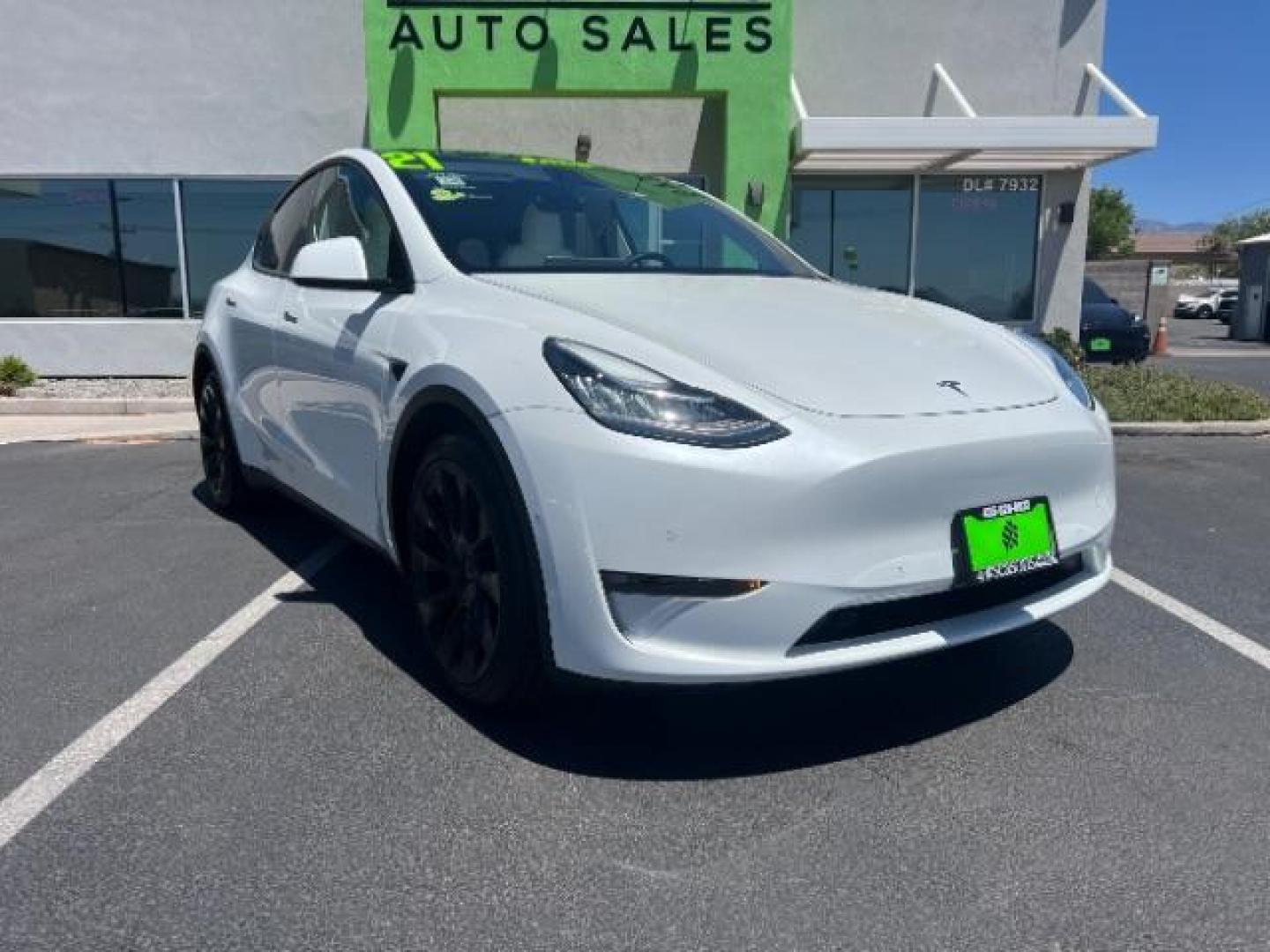 2021 Pearl White Multi-Coat /White/Black Tesla Model Y Long Range Dual Motor All-Wheel Drive (5YJYGDEE7MF) with an ELECTRIC engine, Electric transmission, located at 1865 East Red Hills Pkwy, St. George, 84770, (435) 628-0023, 37.120850, -113.543640 - Excellent Tesla Model Y Long Range All Wheel Drive. HW3, Interior and exterior in great condition. Small scratches and dings as pictured. Every Tesla we sell has had cabin air filter replaced, radiator cleaned, fluids topped AND comes with a mobile charging kit! Battery is healthy and gets 270 on- Photo#0
