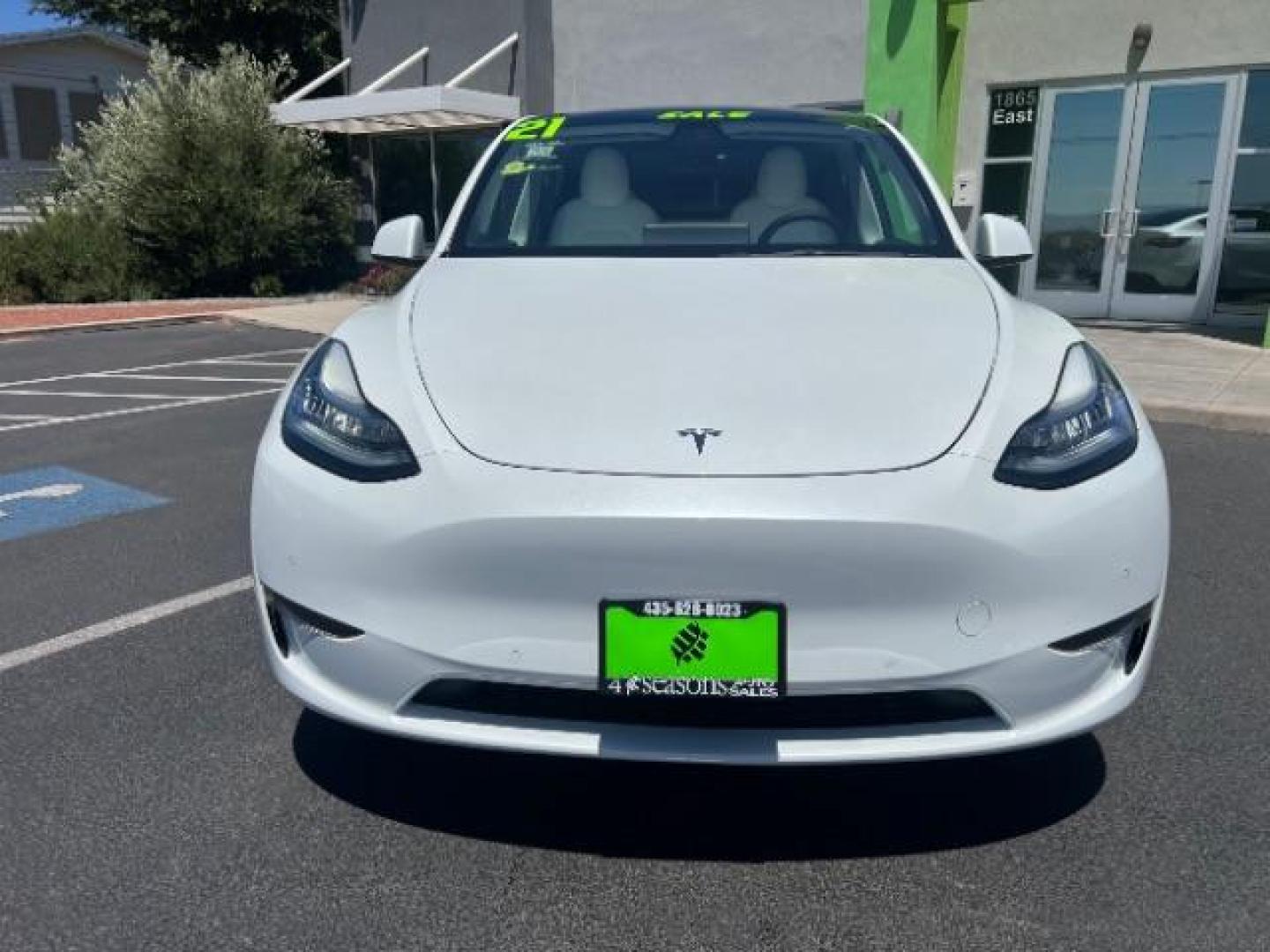 2021 Pearl White Multi-Coat /White/Black Tesla Model Y Long Range Dual Motor All-Wheel Drive (5YJYGDEE7MF) with an ELECTRIC engine, Electric transmission, located at 1865 East Red Hills Pkwy, St. George, 84770, (435) 628-0023, 37.120850, -113.543640 - Excellent Tesla Model Y Long Range All Wheel Drive. HW3, Interior and exterior in great condition. Small scratches and dings as pictured. Every Tesla we sell has had cabin air filter replaced, radiator cleaned, fluids topped AND comes with a mobile charging kit! Battery is healthy and gets 270 on- Photo#1