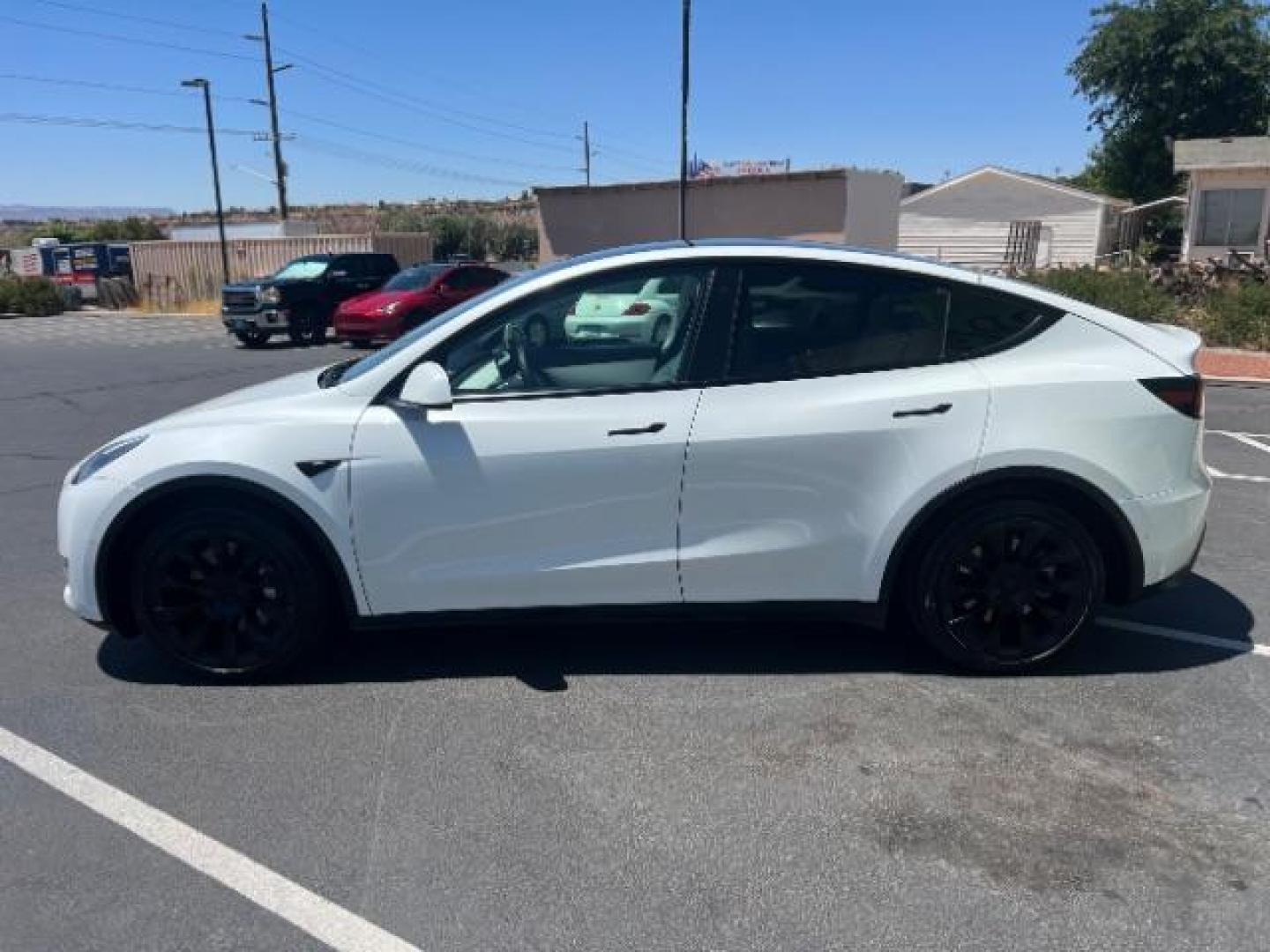 2021 Pearl White Multi-Coat /White/Black Tesla Model Y Long Range Dual Motor All-Wheel Drive (5YJYGDEE7MF) with an ELECTRIC engine, Electric transmission, located at 1865 East Red Hills Pkwy, St. George, 84770, (435) 628-0023, 37.120850, -113.543640 - Excellent Tesla Model Y Long Range All Wheel Drive. HW3, Interior and exterior in great condition. Small scratches and dings as pictured. Every Tesla we sell has had cabin air filter replaced, radiator cleaned, fluids topped AND comes with a mobile charging kit! Battery is healthy and gets 270 on- Photo#3
