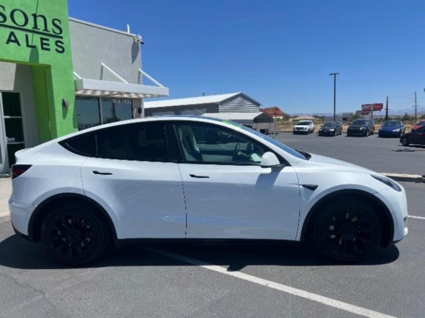 2021 Pearl White Multi-Coat /White/Black Tesla Model Y Long Range Dual Motor All-Wheel Drive (5YJYGDEE7MF) with an ELECTRIC engine, Electric transmission, located at 1865 East Red Hills Pkwy, St. George, 84770, (435) 628-0023, 37.120850, -113.543640 - Excellent Tesla Model Y Long Range All Wheel Drive. HW3, Interior and exterior in great condition. Small scratches and dings as pictured. Every Tesla we sell has had cabin air filter replaced, radiator cleaned, fluids topped AND comes with a mobile charging kit! Battery is healthy and gets 270 on- Photo#7