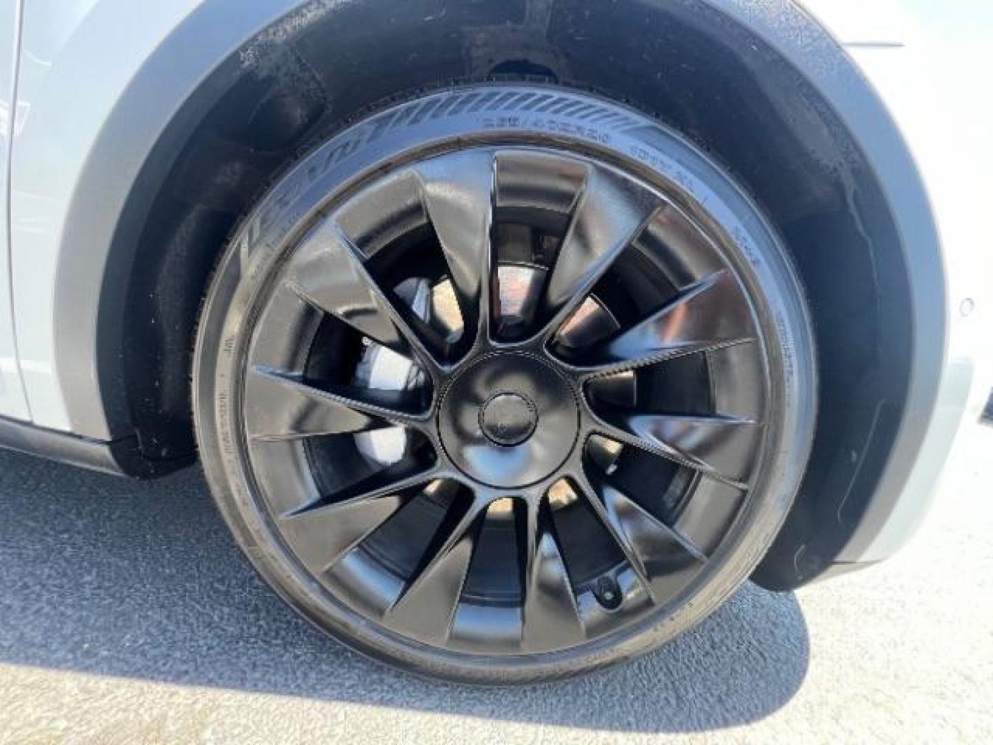 2021 Pearl White Multi-Coat /White/Black Tesla Model Y Long Range Dual Motor All-Wheel Drive (5YJYGDEE7MF) with an ELECTRIC engine, Electric transmission, located at 1865 East Red Hills Pkwy, St. George, 84770, (435) 628-0023, 37.120850, -113.543640 - Excellent Tesla Model Y Long Range All Wheel Drive. HW3, Interior and exterior in great condition. Small scratches and dings as pictured. Every Tesla we sell has had cabin air filter replaced, radiator cleaned, fluids topped AND comes with a mobile charging kit! Battery is healthy and gets 270 on- Photo#9