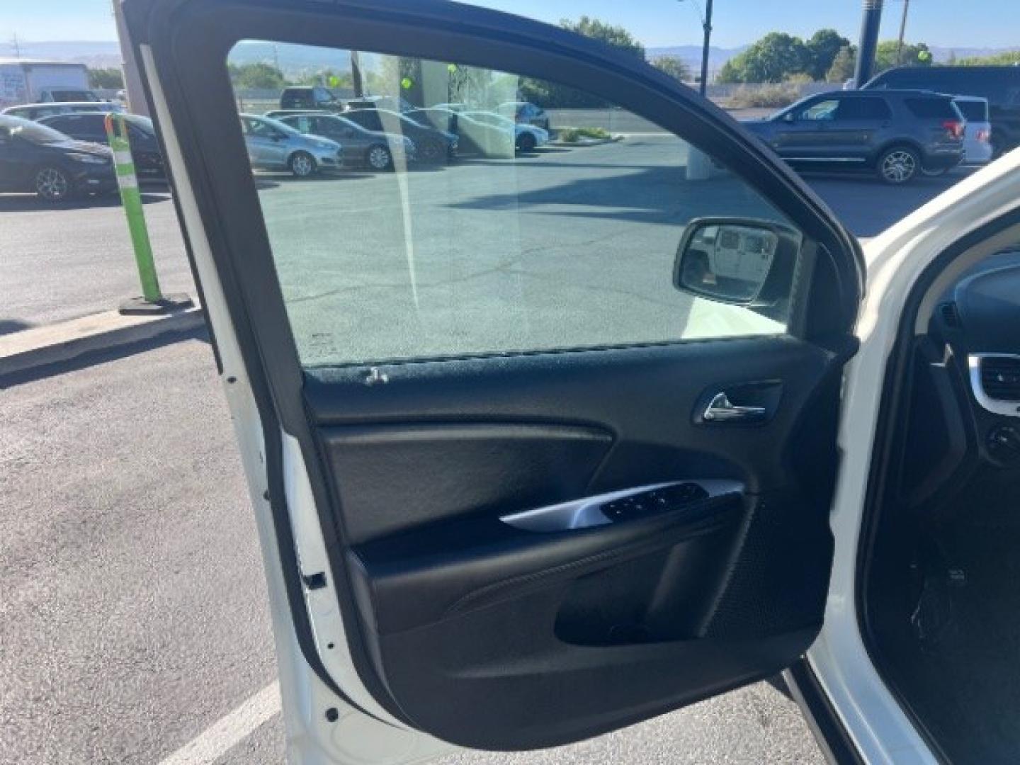 2018 Vice White /Black Dodge Journey SE (3C4PDCAB5JT) with an Tigershark MultiAir 2.4L I-4 DOHC engine, Automatic transmission, located at 1865 East Red Hills Pkwy, St. George, 84770, (435) 628-0023, 37.120850, -113.543640- Photo#12