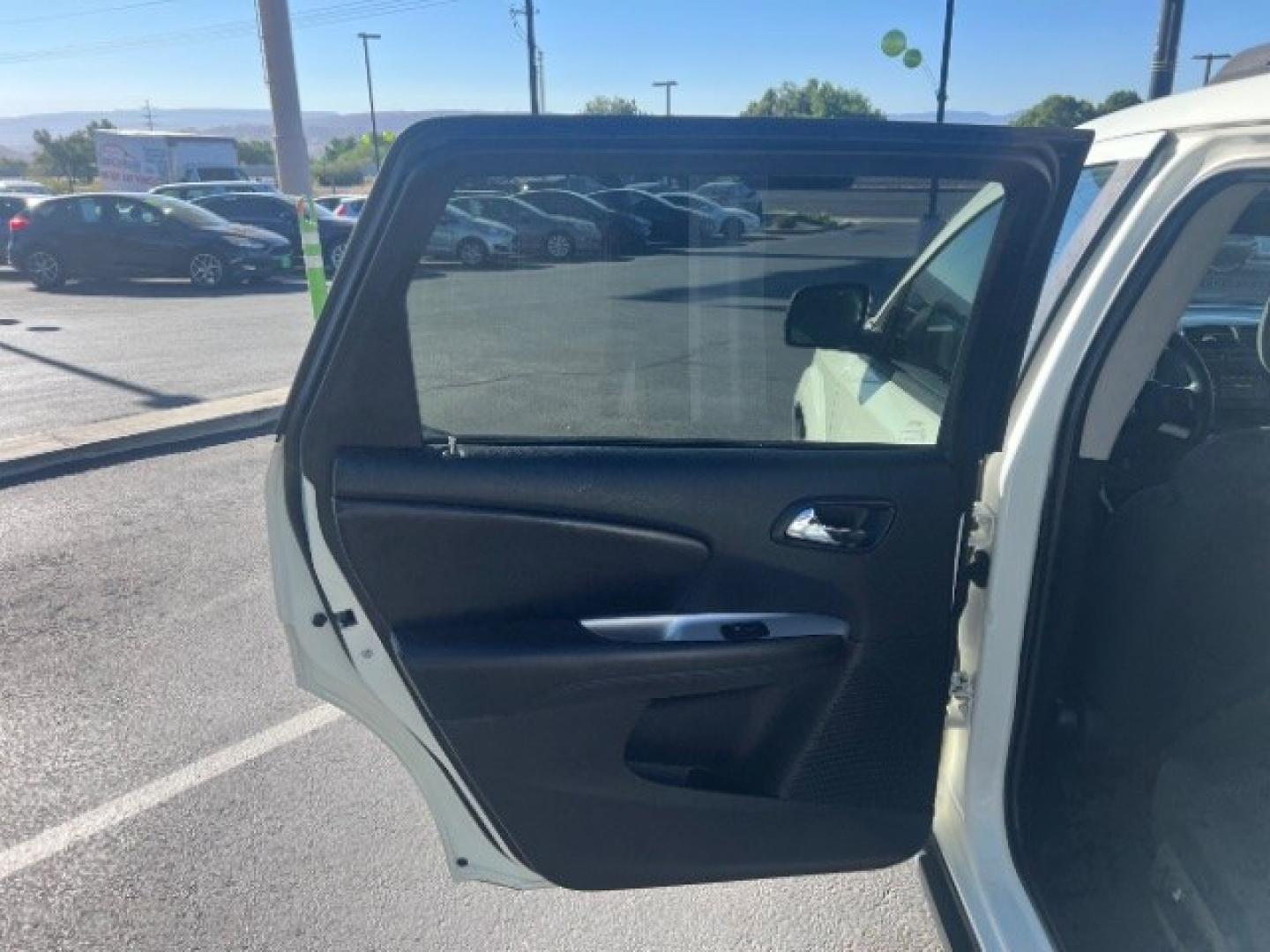 2018 Vice White /Black Dodge Journey SE (3C4PDCAB5JT) with an Tigershark MultiAir 2.4L I-4 DOHC engine, Automatic transmission, located at 1865 East Red Hills Pkwy, St. George, 84770, (435) 628-0023, 37.120850, -113.543640- Photo#19