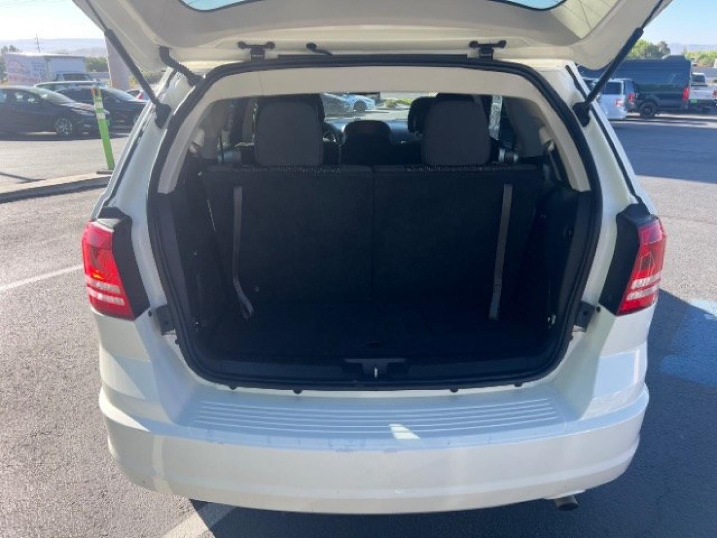2018 Vice White /Black Dodge Journey SE (3C4PDCAB5JT) with an Tigershark MultiAir 2.4L I-4 DOHC engine, Automatic transmission, located at 1865 East Red Hills Pkwy, St. George, 84770, (435) 628-0023, 37.120850, -113.543640- Photo#26