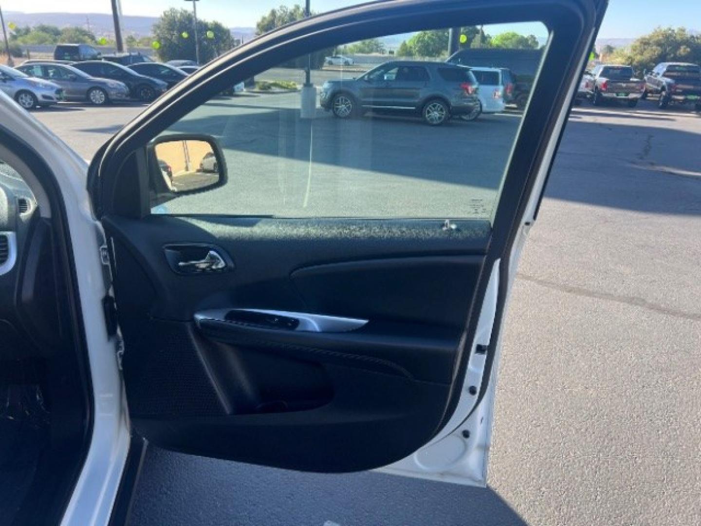 2018 Vice White /Black Dodge Journey SE (3C4PDCAB5JT) with an Tigershark MultiAir 2.4L I-4 DOHC engine, Automatic transmission, located at 1865 East Red Hills Pkwy, St. George, 84770, (435) 628-0023, 37.120850, -113.543640- Photo#29