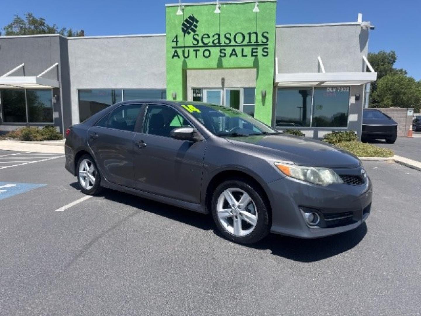 2014 Cosmic Gray Mica /Ash Toyota Camry L | LE | XLE | SE | SE Sport (4T1BF1FK8EU) with an 2.5L I-4 DOHC engine, Automatic transmission, located at 1865 East Red Hills Pkwy, St. George, 84770, (435) 628-0023, 37.120850, -113.543640 - We specialize in helping ALL people get the best financing available. No matter your credit score, good, bad or none we can get you an amazing rate. Had a bankruptcy, divorce, or repossessions? We give you the green light to get your credit back on the road. Low down and affordable payments that fit- Photo#0