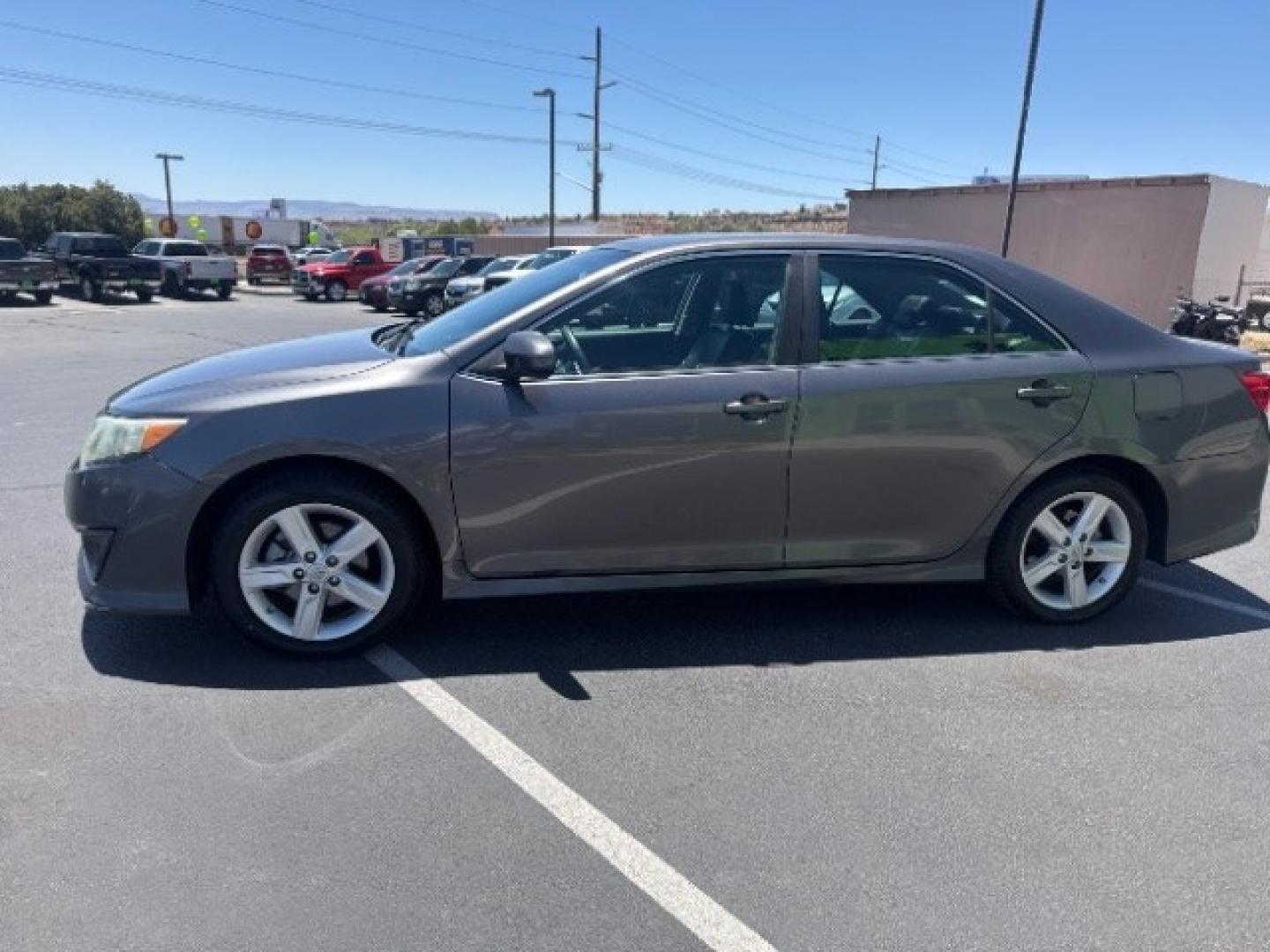 2014 Cosmic Gray Mica /Ash Toyota Camry L | LE | XLE | SE | SE Sport (4T1BF1FK8EU) with an 2.5L I-4 DOHC engine, Automatic transmission, located at 1865 East Red Hills Pkwy, St. George, 84770, (435) 628-0023, 37.120850, -113.543640 - We specialize in helping ALL people get the best financing available. No matter your credit score, good, bad or none we can get you an amazing rate. Had a bankruptcy, divorce, or repossessions? We give you the green light to get your credit back on the road. Low down and affordable payments that fit- Photo#3
