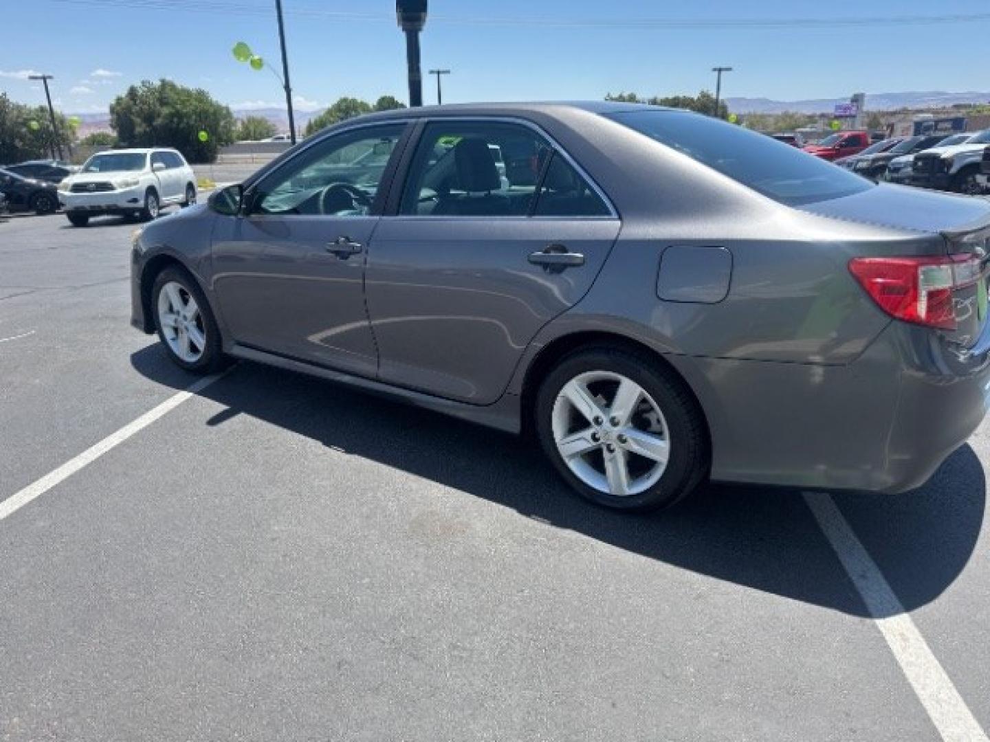 2014 Cosmic Gray Mica /Ash Toyota Camry L | LE | XLE | SE | SE Sport (4T1BF1FK8EU) with an 2.5L I-4 DOHC engine, Automatic transmission, located at 1865 East Red Hills Pkwy, St. George, 84770, (435) 628-0023, 37.120850, -113.543640 - We specialize in helping ALL people get the best financing available. No matter your credit score, good, bad or none we can get you an amazing rate. Had a bankruptcy, divorce, or repossessions? We give you the green light to get your credit back on the road. Low down and affordable payments that fit- Photo#4