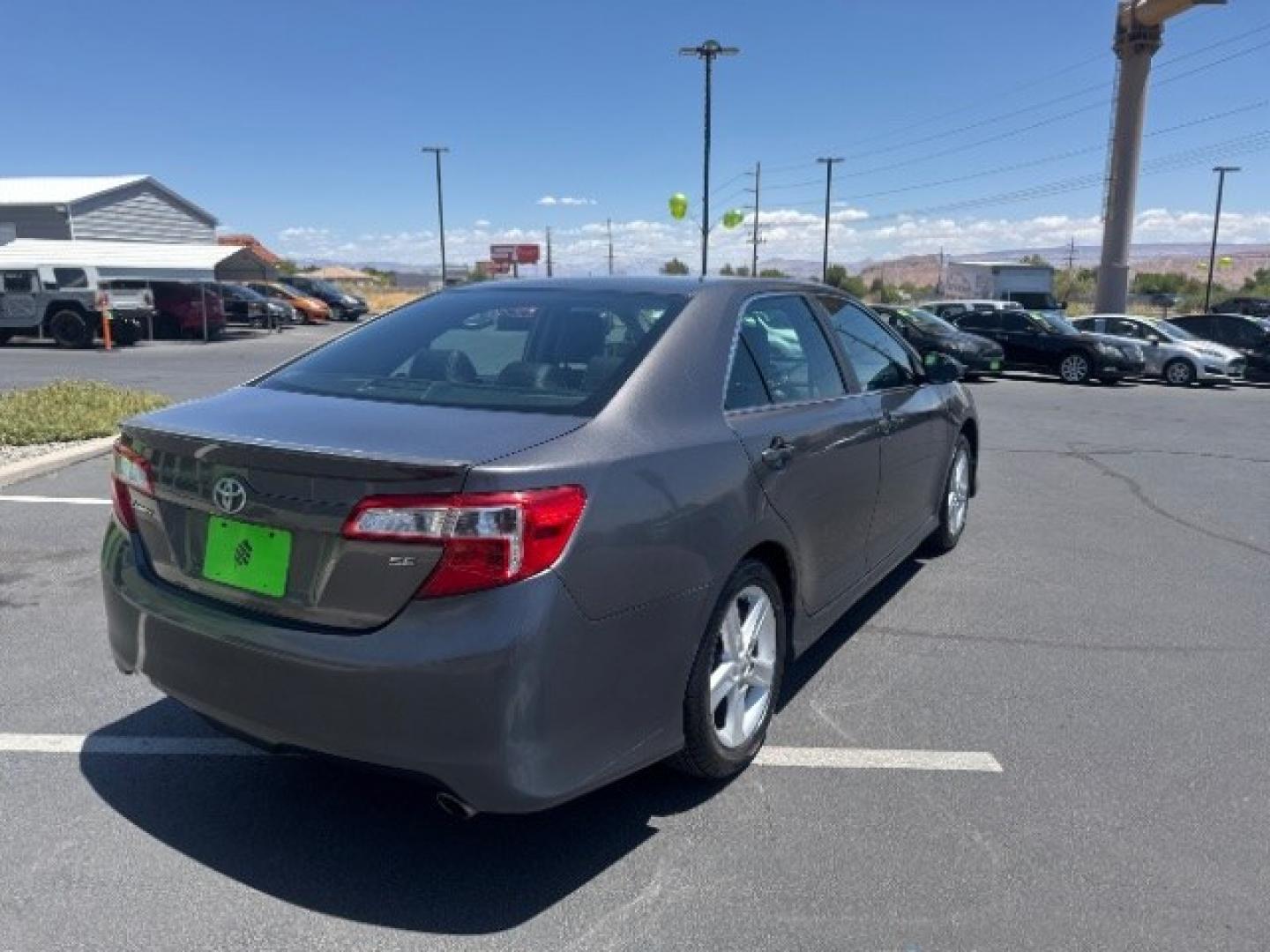 2014 Cosmic Gray Mica /Ash Toyota Camry L | LE | XLE | SE | SE Sport (4T1BF1FK8EU) with an 2.5L I-4 DOHC engine, Automatic transmission, located at 1865 East Red Hills Pkwy, St. George, 84770, (435) 628-0023, 37.120850, -113.543640 - We specialize in helping ALL people get the best financing available. No matter your credit score, good, bad or none we can get you an amazing rate. Had a bankruptcy, divorce, or repossessions? We give you the green light to get your credit back on the road. Low down and affordable payments that fit- Photo#6