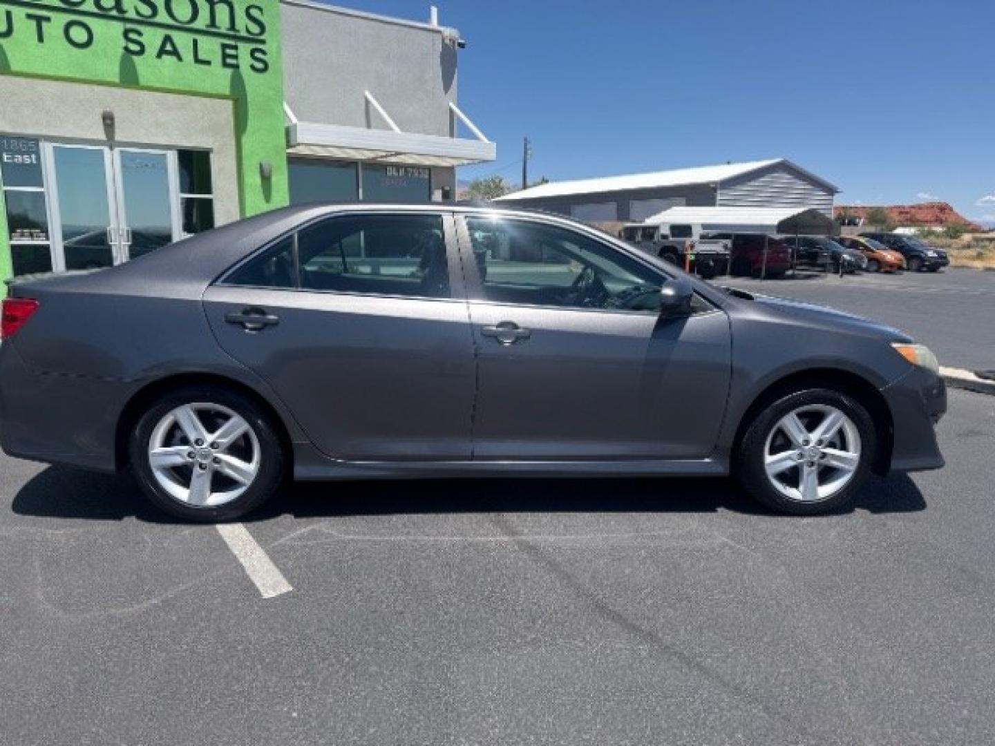 2014 Cosmic Gray Mica /Ash Toyota Camry L | LE | XLE | SE | SE Sport (4T1BF1FK8EU) with an 2.5L I-4 DOHC engine, Automatic transmission, located at 1865 East Red Hills Pkwy, St. George, 84770, (435) 628-0023, 37.120850, -113.543640 - We specialize in helping ALL people get the best financing available. No matter your credit score, good, bad or none we can get you an amazing rate. Had a bankruptcy, divorce, or repossessions? We give you the green light to get your credit back on the road. Low down and affordable payments that fit- Photo#7