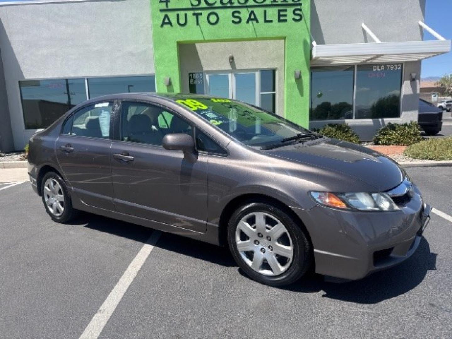 2009 Polished Metal Metallic /Gray Honda Civic LX (19XFA165X9E) with an 1.8L I-4 i-VTEC variable valve control engine, Automatic transmission, located at 1865 East Red Hills Pkwy, St. George, 84770, (435) 628-0023, 37.120850, -113.543640- Photo#0