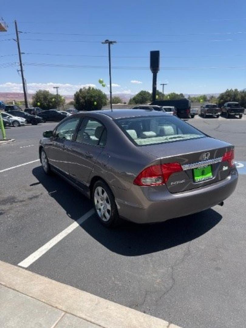 2009 Polished Metal Metallic /Gray Honda Civic LX (19XFA165X9E) with an 1.8L I-4 i-VTEC variable valve control engine, Automatic transmission, located at 1865 East Red Hills Pkwy, St. George, 84770, (435) 628-0023, 37.120850, -113.543640- Photo#4