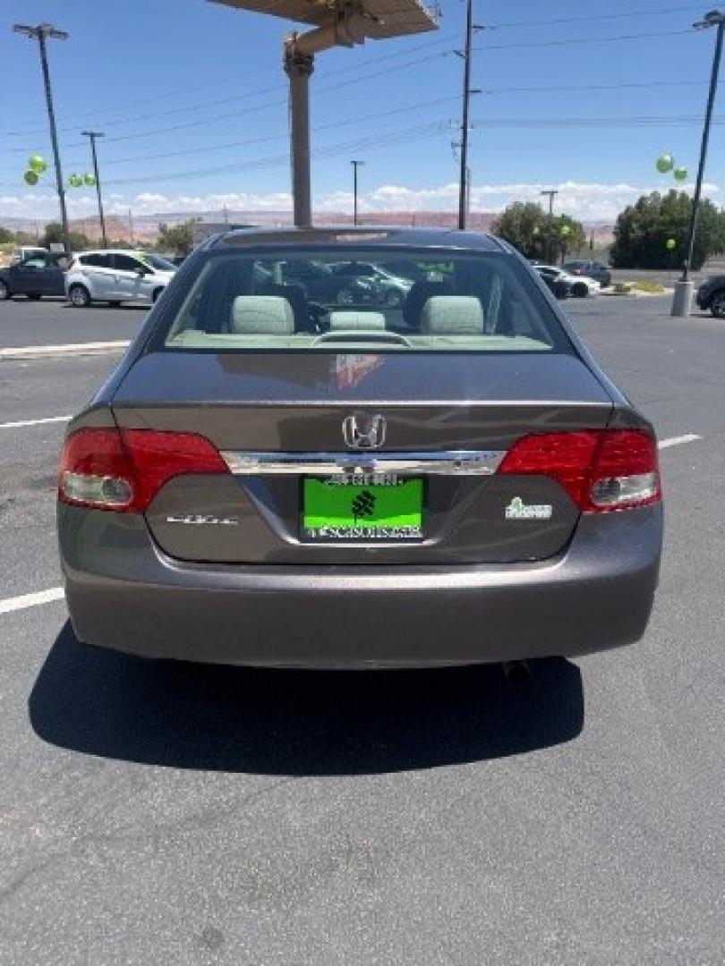 2009 Polished Metal Metallic /Gray Honda Civic LX (19XFA165X9E) with an 1.8L I-4 i-VTEC variable valve control engine, Automatic transmission, located at 1865 East Red Hills Pkwy, St. George, 84770, (435) 628-0023, 37.120850, -113.543640- Photo#5